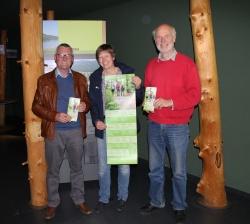 Viele Spannende Angebote für Touristen und Einheimische stecken im neuen Führungsprogramm des Nationalparks, welches Frauenaus Bürgermeister Herbert Schreiner (links) von den Nationalpark-Mitarbeitern Petra Jehl und Lukas Laux vorgestellt bekam. (Foto: Elke Ohland/Nationalpark Bayerischer Wald)