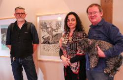 Einrichtungsleiter Christian Binder (links) freute sich Luicia und Pavel Piekar zur Ausstellungseröffnung im Hans-Eisenmann-Haus begrüßen zu können. (Foto: Julia Reihofer/Nationalpark Bayerischer Wald)