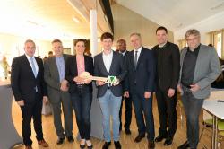 Final überreichte Nationalparkleiterin Ursula Schuster an Jan Kiesling, Leiter des Jugendwaldheims (4.v.l.) den symbolischen Schlüssel. Mit dabei waren Hohenaus Bürgermeister Josef Gais (v.l.), Gerald Escherich vom Staatlichen Bauamt Passau, Pfarrer David Savarimuthu, Ministerialdirektor Dr. Rüdiger Detsch, Landrat Sebastian Gruber und Architekt Werner Pauli.(Foto: Annette Nigl /Nationalpark Bayerischer Wald)