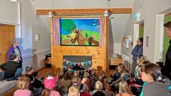 Vor vollbesetzten Rängen gaben Freiwillige des Nationalparks eine bejubelte Puppentheater-Vorstellung. (Fotos: Gregor Wolf / Nationalpark Bayerischer Wald)