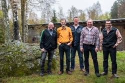 Die bei der Personalversammlung geehrten Mitarbeiter Kurt Moser (links), Max Kufner (Mitte) und Martin Degenhart (2.v.r.) mit Personalratsvorsitzendem Hans Höcker (rechts) und stellvertretendem Nationalparkleiter Jörg Müller. (Foto: Rainer Simonis/Nationalpark Bayerischer Wald)