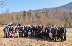 Zum Gruppenfoto versammelten sich die Bildungsexperten vorm Wiesenbett des Wildniscamps. (Foto: Gregor Wolf / Nationalpark Bayerischer Wald)