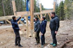 Nationalpark-Bauingenieur Johannes Dick (v.l.) und Matthias Hartl von der Firma Holzbau Haidl erläuterten Nationalparkleiterin Ursula Schuster und Bürgermeister Heiner Kilger die weiteren Baumaßnahmen. (Foto: Annette Nigl / Nationalpark Bayerischer Wald)