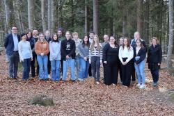 Nach der Projektvorstellung stellte sich die Klasse des Berufsbildungszentrums mit Schul- und Nationalparkvertretern zum Gruppenfoto auf. (Foto: Gregor Wolf / Nationalpark Bayerischer Wald)
