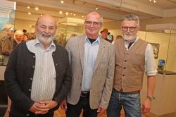 Freuen sich über eine gelungene Ausstellung: Laudator Ossi Heindl (von links), Künstler Rainer Metzger und Museumsleiter Christian Binder.