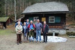 Besichtigen die Hütte an der Höllbachschwelle: Sonja Habinger (von links), Franz Leibl, Sylvia Nodes, Ingo Brauer, Herbert Habinger, Reinhold Gaisbauer, Fritz Lemberger und Egon Thum. (Foto: Elke Ohland/Nationalpark Bayerischer Wald)