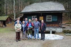 Besichtigen die Hütte an der Höllbachschwelle: Sonja Habinger (von links), Franz Leibl, Sylvia Nodes, Ingo Brauer, Herbert Habinger, Reinhold Gaisbauer, Fritz  Lemberger und Egon Thum. (Foto: Elke Ohland/Nationalpark Bayerischer Wald)