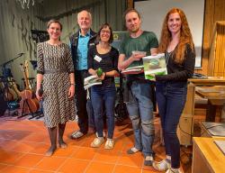 Nationalparkleiterin Ursula Schuster (l.), Andrea Hoffmann (NNL), Stiftungskurator Sinan von Stietencron und Katrin Moser (Commerzbank) verabschiedeten Lukas Laux. (Foto: Julia Reihofer/Nationalpark Bayerischer Wald)