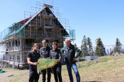 Bei einer Vor-Ort-Besprechung am Waldschmidthaus: Nationalparkleiterin Ursula Schuster mit ihren Kollegen Josef Wanninger (v.r.), Sachgebietsleiter Servicezentren und Bauwesen, Jochen Linner, Sachgebietsleiter Wald- und Flächenmanagement, und Florian Porst, zuständig für das Besuchermanagement. (Foto: Annette Nigl / Nationalpark Bayerischer Wald)