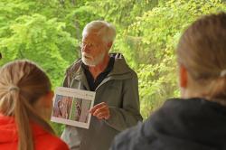 Warum der Weißrückenspecht im Gegensatz zum Buntspecht alte, wilde Wälder braucht, erklärte Waldführer Josef Resch den Sechstklässlern der Realschule Regen. (Foto: Gregor Wolf / Nationalpark Bayerischer Wald)