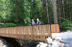 Besichtigten nicht nur die neue Brücke, sondern auch den hergerichteten Parkplatz Fredenbrücke: Nationalparkleiterin Ursula Schuster und Neuschönaus Bürgermeister Alfons Schinabeck. (Foto: Annette Nigl / Nationalpark Bayerischer Wald)