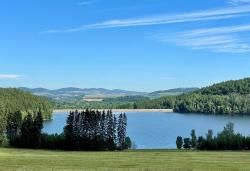 Der Stausee Nýrsko wird gleich zu Beginn der Tour erradelt. (Foto: Sandra Schrönghammer/Nationalpark Bayerischer Wald)