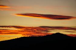 Ein Sonnenuntergang hüllt die Nationalparkwälder in ein goldenes Licht. (Foto: Ruth Goldhahn/Nationalpark Bayerischer Wald)