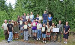 Gruppenfoto mit Junior-Ranger-Urkunden und 500-Euro-Scheck der Sparkassen. (Foto: Gregor Wolf / Nationalpark Bayerischer Wald)