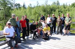 Die Investitionen beim Naturerlebnis Wistlberg erläuterte Nationalparkleiterin Ursula Schuster (4.v.l.) im Beisein von Bürgermeister Heiner Kilger (5.v.l.) der Delegation aus Rumänien bei einer Führung durch das Finsterauer Filz. Die Besucher um Christoph (2.v.l.) und Barbara Promberger (3.v.l.) zeigten sich begeistert. (Foto: Annette Nigl/Nationalpark Bayerischer Wald)