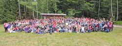Am Ende gab es mit allen Beteiligten ein Gruppenfoto auf der Waldwiese des Waldspielgeländes. (Fotos: Gregor Wolf /Nationalpark Bayerischer Wald)
