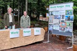Wie schon in den Jahren zuvor, werden die Ranger des Nationalparks Bayerischer Wald auch heuer Infostände zum World Ranger Day einrichten. (Foto: Svenja Becker/Nationalpark Bayerischer Wald)