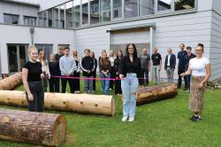Die schweißtreibende Arbeit beim Bau des Klassenzimmers im Freien hat sich gelohnt. Das Angebot wurde bereits gut angenommen, nun folgte die offizielle Eröffnung durch die Schülerinnen und Schüler des diesjährigen P-Seminars Biologie. Mit dabei war Jan Kiesling vom Nationalpark (ab 2.v.r.), Studiendirektor Michael Behringer, stellvertretender Schulleiter Andreas Schewiola und die Hausmeister Fritz Petzi und Erwin Wilhelm. (Fotos: Annette Nigl / Nationalpark Bayerischer Wald)
