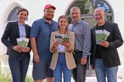 Freuen sich über das erfolgreiche Kooperationsprojekt: Nationalparkleiterin Ursula Schuster (von links), das Koordinierungsteam mit Gregor Wolf, Lisa Schuster und Andreas Stumpp sowie Ferienregion-Geschäftsführer Robert Kürzinger.  (Foto: Annette Nigl / Nationalpark Bayerischer Wald)