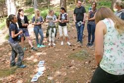 Welche Aktionen die Nationalpark-Umweltbildung für Schulklassen parat hält, erkundeten 13 angehende Lehrer bei einer Fortbildung rund ums Haus zur Wildnis. (Foto: Kristina Wenzl/Nationalpark Bayerischer Wald)