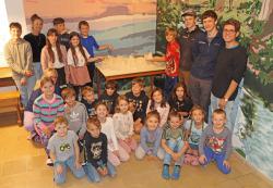 Die Kinder und Lehrer der Montessori-Schule Freyung mit Jan Kiesling (hinten, ab 2.v.r.) und Jeremias Großmann vom Nationalpark. (Foto: Gregor Wolf / Nationalpark Bayerischer Wald)