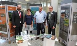 Eröffneten die Ausstellung zum LIFE+ Projekt: Markus Roth (Sparkasse), Claudia Schmidt (Nationalpark), Bürgermeister Max Niedermeier und Dietmar Attenbrunner (Sparkasse). (Foto: Gregor Wolf/Nationalpark Bayerischer Wald)