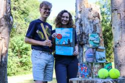 Auf Dosenwerfen und viele weitere spaßige Spiele freuen sich die Mitorganisatoren Elisa Spörl und Jan Ritter beim diesjährigen Spechtfest. (Foto: Julia Reihofer/Nationalpark Bayerischer Wald)