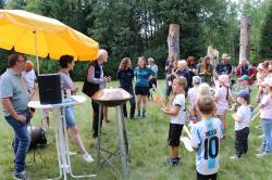 Neben einem Konzert mit den Spechtophonen gab es für Elisa Spörl, Teilnehmerin am Freiwilligen Ökologischen Jahr, auch ein Ständchen. Sie hatte beim Spechtfest Geburtstag.