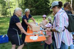 An einer Mitmachstation mussten die Kinder verschiedenste Gegenstände erfühlen.