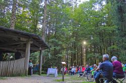 Am Baumpavillon im Waldspielgelände wird zum Tag der Schöpfung ein ökumenischer Gottesdienst gefeiert. (Foto: Sofie Hofbauer/Nationalpark Bayerischer Wald)