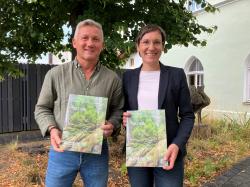 Unterzeichneten eine Kooperationsvereinbarung, die sich nach drei Jahren automatisch verlängert: Nationalparkleiterin Ursula Schuster, Ferienregion Aufsichtsratsvorsitzender Alfons Schinabeck und Robert Kürzinger, Geschäftsführer der Ferienregion. (Foto: Annette Nigl/Nationalpark Bayerischer Wald)