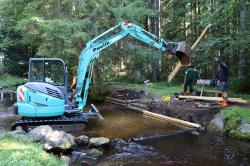 Mit Hilfe eines Baggers wird die Kneippanlage bei Spiegelau in dieser Woche saniert. (Foto: Gregor Wolf / Nationalpark Bayerischer Wald)