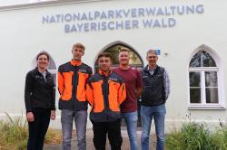 Nationalparkleiterin Ursula Schuster, Sachgebietsleiter Jochen Linner (v.r.) und Ausbilder Daniel Spielbauer begrüßten die neuen Auszubildenden Paul Sitzberger und Felix Zitzl. (Foto: Annette Nigl / Nationalpark Bayerischer Wald)