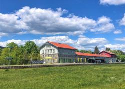 Am Grenzbahnhof Bayerisch Eisentein/Železná Ruda-Alžbětín startet die Führung mit Nationalparkmitarbeiter Pavel Bečka. (Foto: Sandra Schrönghammer/Nationalpark Bayerischer Wald)