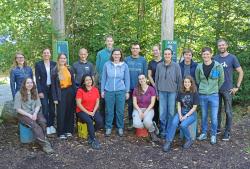 Die neuen Freiwilligen mit Nationalparkleiterin Ursula Schuster und ihren Betreuern in den Einsatzstellen. (Foto: Gregor Wolf / Nationalpark Bayerischer Wald)