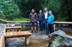Begutachteten gemeinsam die frisch sanierte Natur-Kneippanlage: (v. l.) Hans-Georg Stangl, Mitarbeiter im Servicezentrum Lusen, Nationalparkleiterin Ursula Schuster, Bürgermeister Karlheinz Roth und Nationalparkmitarbeiterin Bärbel Sagmeister. (Foto: Julia Reihofer/Nationalpark Bayerischer Wald)