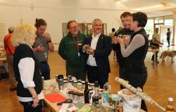 Waren von den Gerüchen der verschiedenen Pilze beeindruckt: Nationalparkleiterin Ursula Schuster (v.r.), Filip Smola, Bürgermeister von Železná Ruda, Michael Herzog, Bürgermeister von Bayerisch Eisenstein, Nationalparkmitarbeiter Peter Karasch, Martin Starý, stellvertretender Direktor des Nationalparks Šumava, und Brigitte Schmelzer-Sandtner. (Foto: Annette Nigl / Nationalpark Bayerischer Wald)