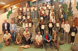 Zum wilden Gruppenbild stellten sich nach der kurzen Feierstunde die neuen Junior Ranger nebst Ehrengästen in der Waldwerkstatt auf.  (Foto: Gregor Wolf / Nationalpark Bayerischer Wald)