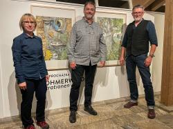 Freuten sich über eine gelungene Ausstellungseröffnung, (v.l.) Martina Kučerová, Leiterin der Infostellen und Umweltbildung im Nationalpark Šumava, Illustrator Pavel Procházka und Christian Binder, Leiter des Hans-Eisenmann-Hauses.