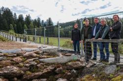 Auf Baustellenbesuch am künftigen Gehege für Gelbbauchunken im Nationalparkzentrum Falkenstein: Nationalparkleiterin Ursula Schuster (v.l.), Prof. Marco Heurich, Bürgermeister Gerd Lorenz, Josef Wanninger, Sachgebietsleiter Servicezentren und Bauwesen, und Reptilienexperte Paul Hien. (Foto: Julia Reihofer/Nationalpark Bayerischer Wald)