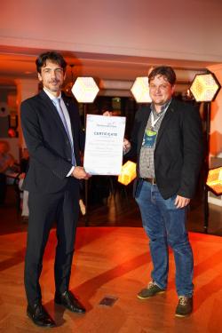 Martin Starý (rechts), stellvertretender Direktor des Nationalparks Šumava, nahm die Auszeichnung als „Transboundary Parks“ von Europarc-Präsident Michael Hošek entgegen. (Foto: Vaidas Garla)