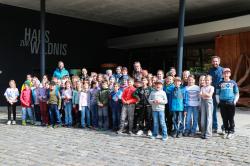 Die 3. und 4. Klasse der Grundschule Laberweinting freute sich sichtlich über einen spannenden Tag im Nationalparkzentrum Falkenstein. (Foto: Julia Reihofer/Nationalpark Bayerischer Wald)