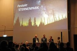 Naturpark-Geschäftsführer Hartwig Löfflmann (von links), Freyung-Grafenaus Landrat Sebastian Gruber und Nationalparkleiterin Ursula Schuster mit Moderatorin Julia Reihofer bei der Diskussionsrunde zur Sternenpark-Auszeichnung. (Foto: Gregor Wolf / Nationalpark Bayerischer Wald)