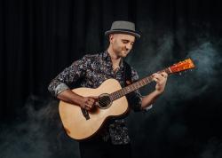 Michael Reiß steht am 30. Oktober ab 19 Uhr solo auf der Bühne des Waldgeschichtlichen Museums in St. Oswald. (Foto: Hannes Höchsmann)