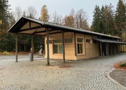 Die Toiletten im Gebäude am Parkplatz des Nationalparkzentrums Lusen sind fertig saniert. Noch im Innenausbau befindet sich der neue Info-Punkt für die Mitarbeiter des Parkplatz-Service. (Foto: Annette Nigl / Nationalpark Bayerischer Wald)