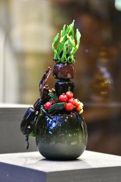 Noch bis 9. November im Haus zur Wildnis zu sehen: Die Sonderausstellung zum „Snuff Glass Award“. Im Bild ein Werk von Magdalena Paukner aus Lindberg. (Foto: Sven Bauer)