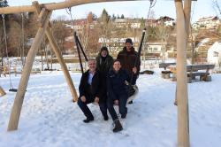 Freuen sich über den neu gestalteten Wanderpark: Bürgermeister Michael Herzog (v.l.), Robert Kürzinger, Geschäftsführer der Ferienregion Nationalpark Bayerischer Wald, Nationalparkleiterin Ursula Schuster und Nationalparkmitarbeiter Martin Weiderer. (Foto: Annette Nigl / Nationalpark Bayerischer Wald)