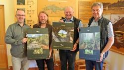 Präsentierten den Kalender in Bergreichenstein: Grafiker Václav Hraba (von links), Nationalparkleiter Pavel Hubený, Nationalpark-Sachgebietsleiter Hans Kiener und Nationalparkleiter Franz Leibl. (Foto: Gregor Wolf/Nationalpark Bayerischer Wald)