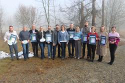 Nationalparkleiterin Ursula Schuster (r.), Alois Grobauer, Vorsitzender des Nationalpark-Partner-Vereins (6.v.l.), und Nationalparkmitarbeiter Katrin Wachter (7.v.l.) begrüßten die Vertreter der neuen Partner-Betriebe. (Foto: Annette Nigl / Nationalpark Bayerischer Wald)