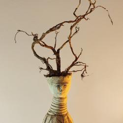 Wildnis und Kunst vereint Künstlerin Gabi Hanner aus Freyung in ihren Skulpturen und Bildern. (Foto: Gabi Hanner)